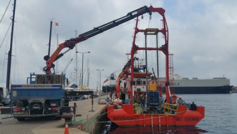 Descarga Plataforma submarina Descargando plataforma submarina en puerto Palamos