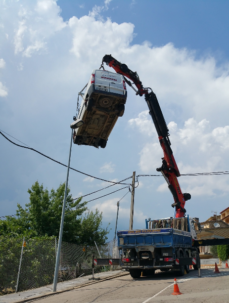 Trabajos de rescate con grua pluma de una furgoneta.