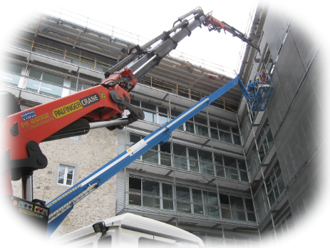 Grua pluma colocando rejillas