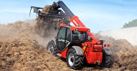 Manitou moviendo heces en granja