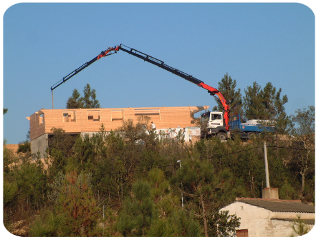 pluma descargando marterial 