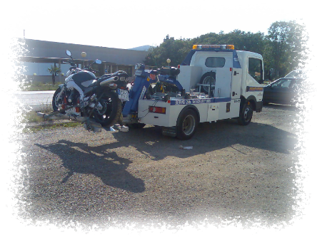 grua palas retirando una motocicleta