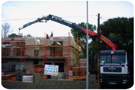 descarga de material obra con grua pluma